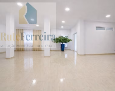 Loja ampla no rés-do-chão com 146,5 m² - foto 2